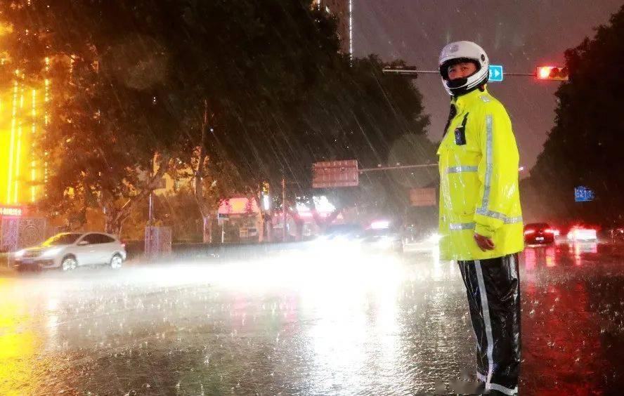 陕西一地突遭大暴雨，200多辆车被冲上街头，街道被堵，还有商铺被淹！当地居民：雨很急，感觉天像开了窟窿