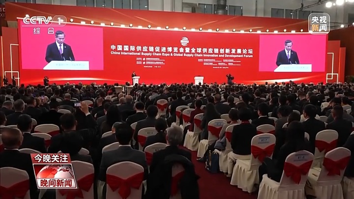 中外企业联合展示 链博会“链”味更浓