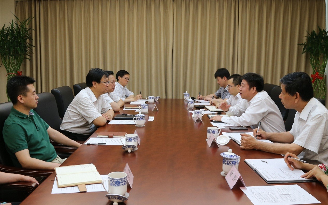 郭海燕大使与圭亚那国家标准局局长巴素共同签署中圭标准合作谅解备忘录