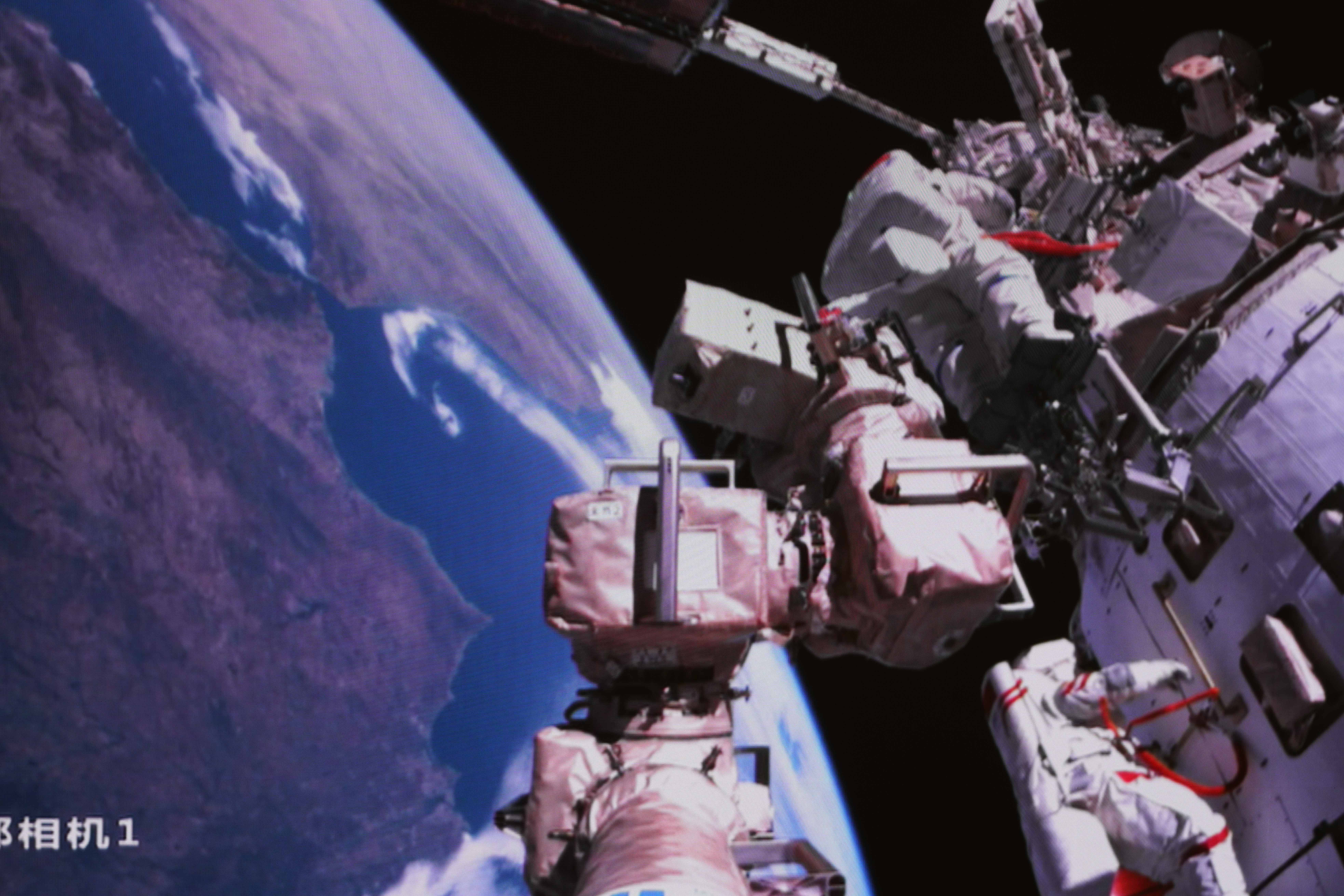 神舟二十号航天员乘组圆满完成第一次出舱活动