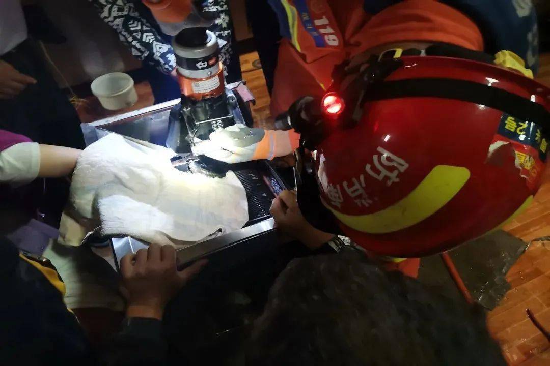 浙江余姚一学校食堂绞肉机发现活蛆：对有关人员停职、免职处理