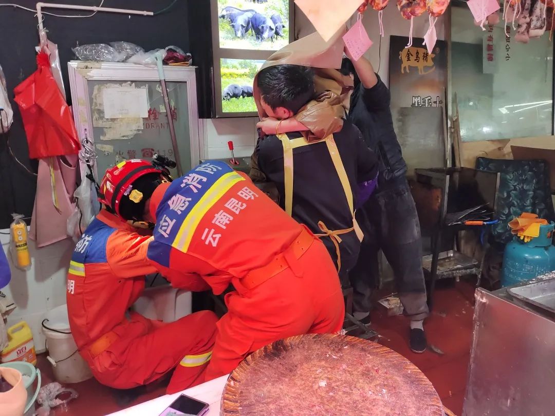 浙江余姚一学校食堂绞肉机发现活蛆：对有关人员停职、免职处理