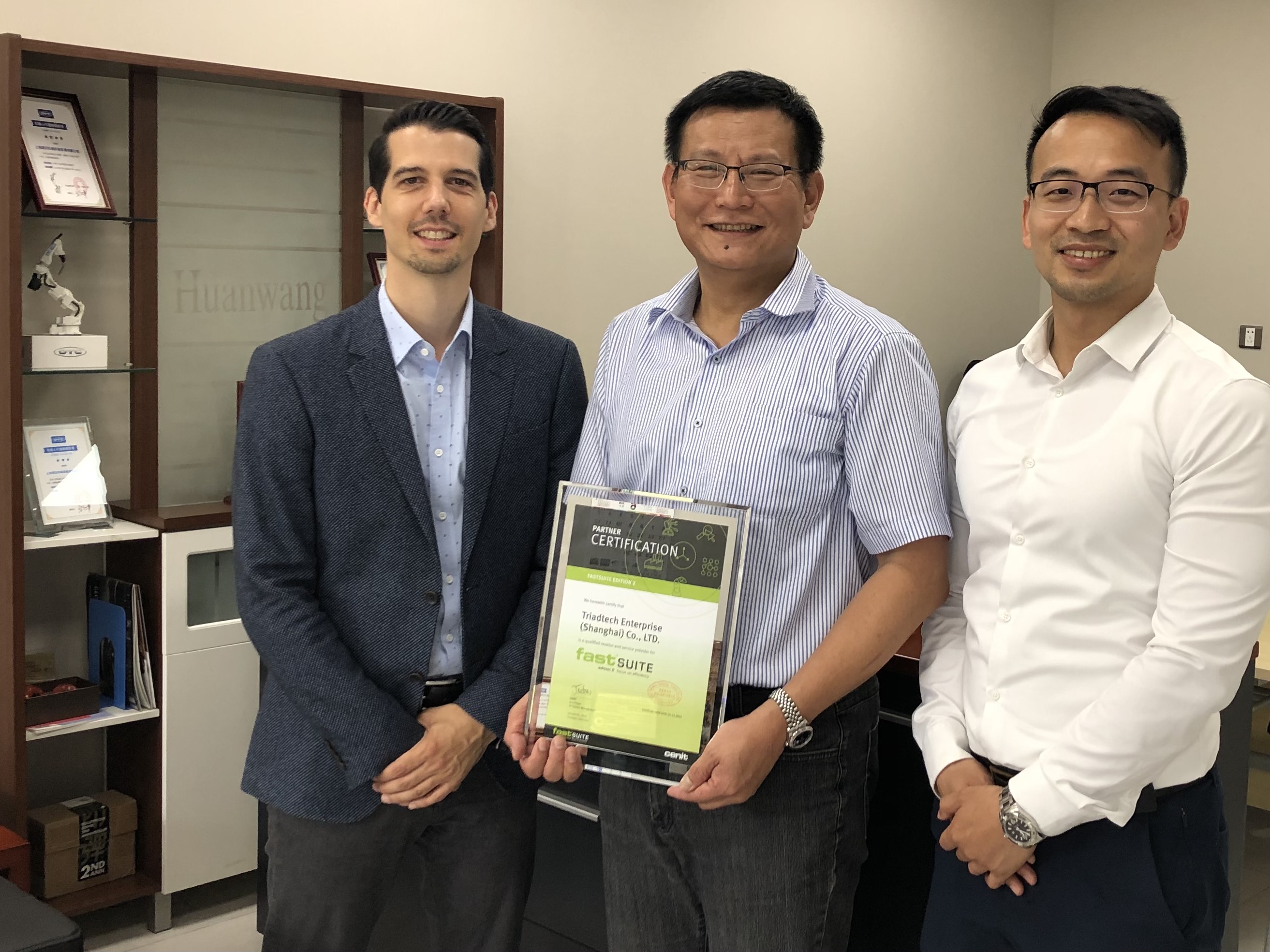 智元机器人在上海举办首届合作伙伴大会 计划三年实现十万台级通用机器人规模部署