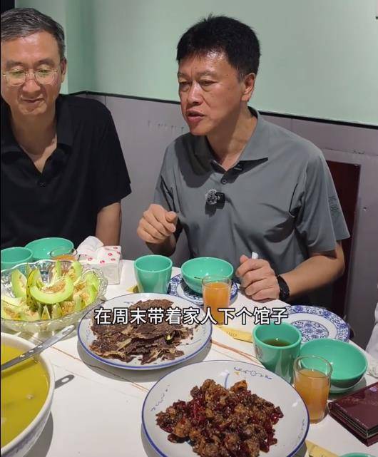 不亮身份,自掏腰包,区委书记、区长下班后体验汉服,了解市场