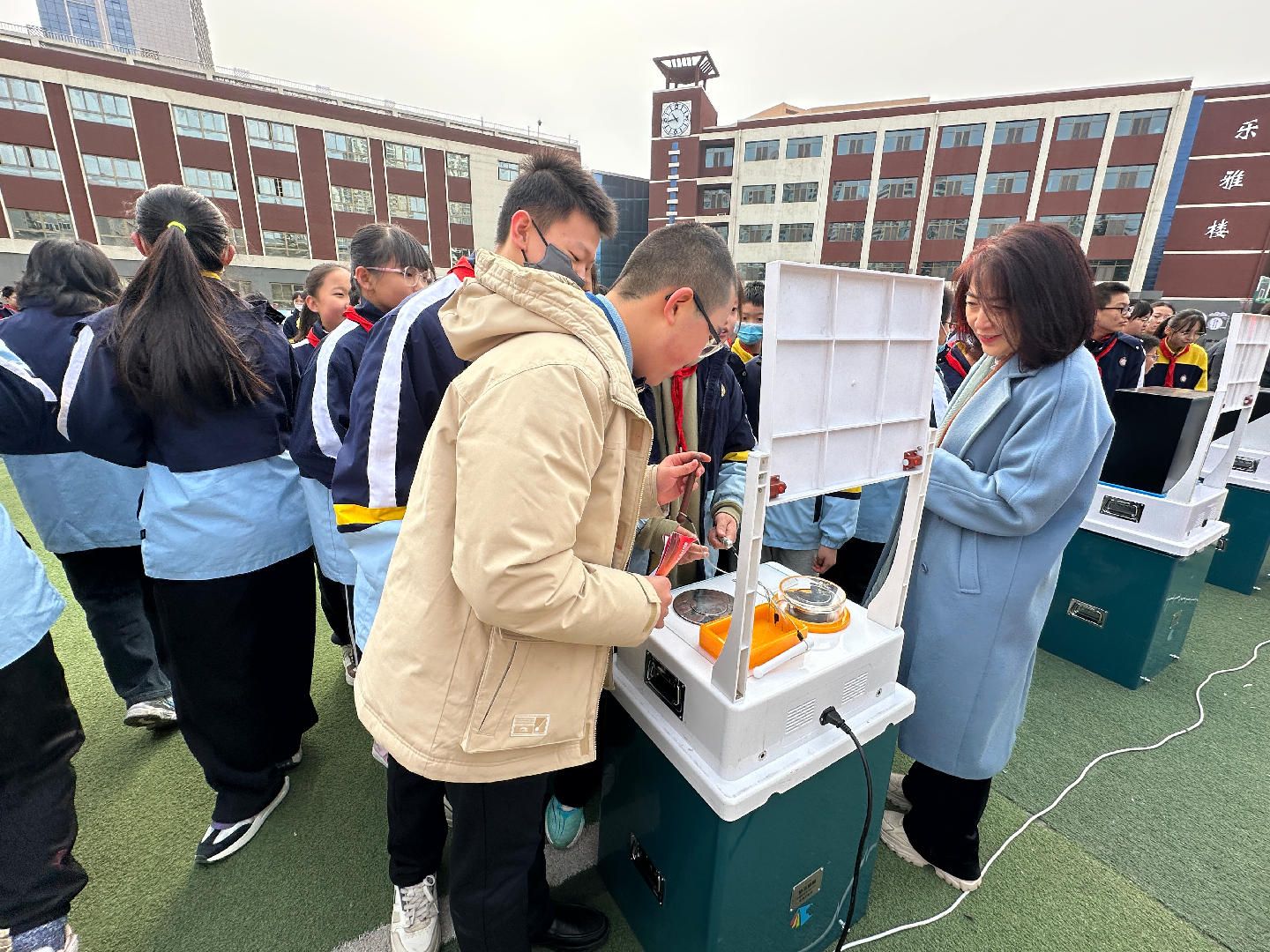 科技感拉满!“开学第一课”上种下新梦想