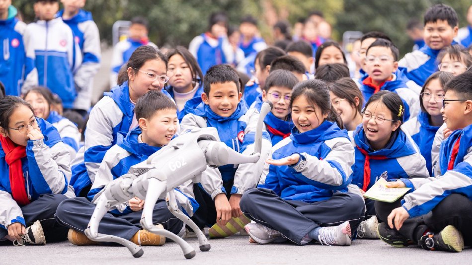 科技感拉满!“开学第一课”上种下新梦想