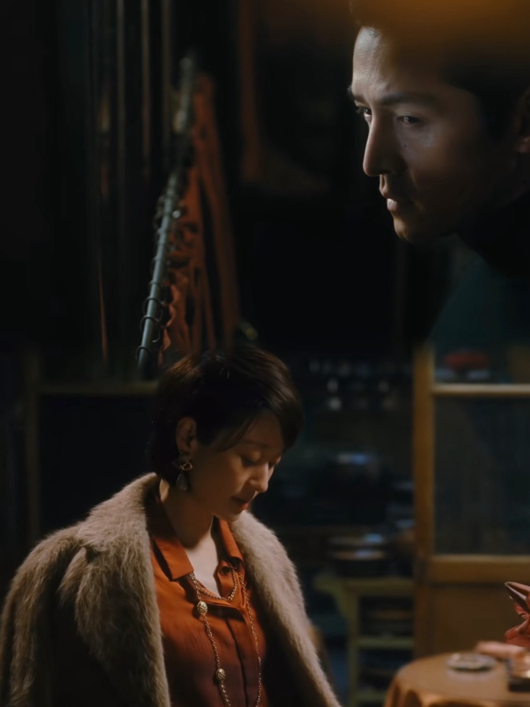 编剧“古二”曝王家卫录音，《繁花》剧组严正声明：存在大量失实、蓄意剪辑情况，其本人长期滞留境外，逃避国内司法调查和认定