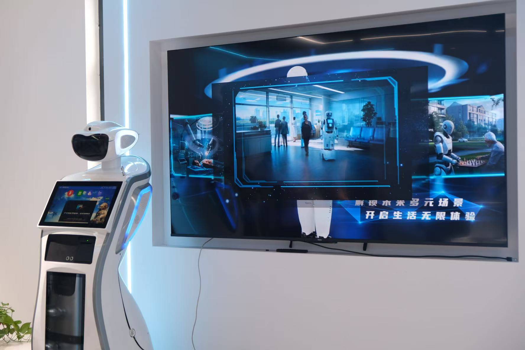 擎朗通用+专用多形态具身服务机器人矩阵闪耀进博会