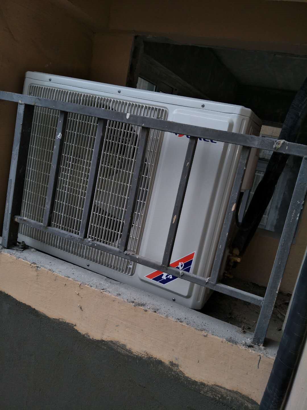 格力电器获得发明专利授权：“空调器管压板自动装配设备”