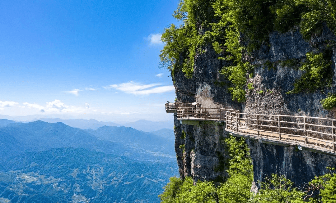 中国旅行社协会倡议:建立24小时动态联络机制,及时向游客传达避险指引