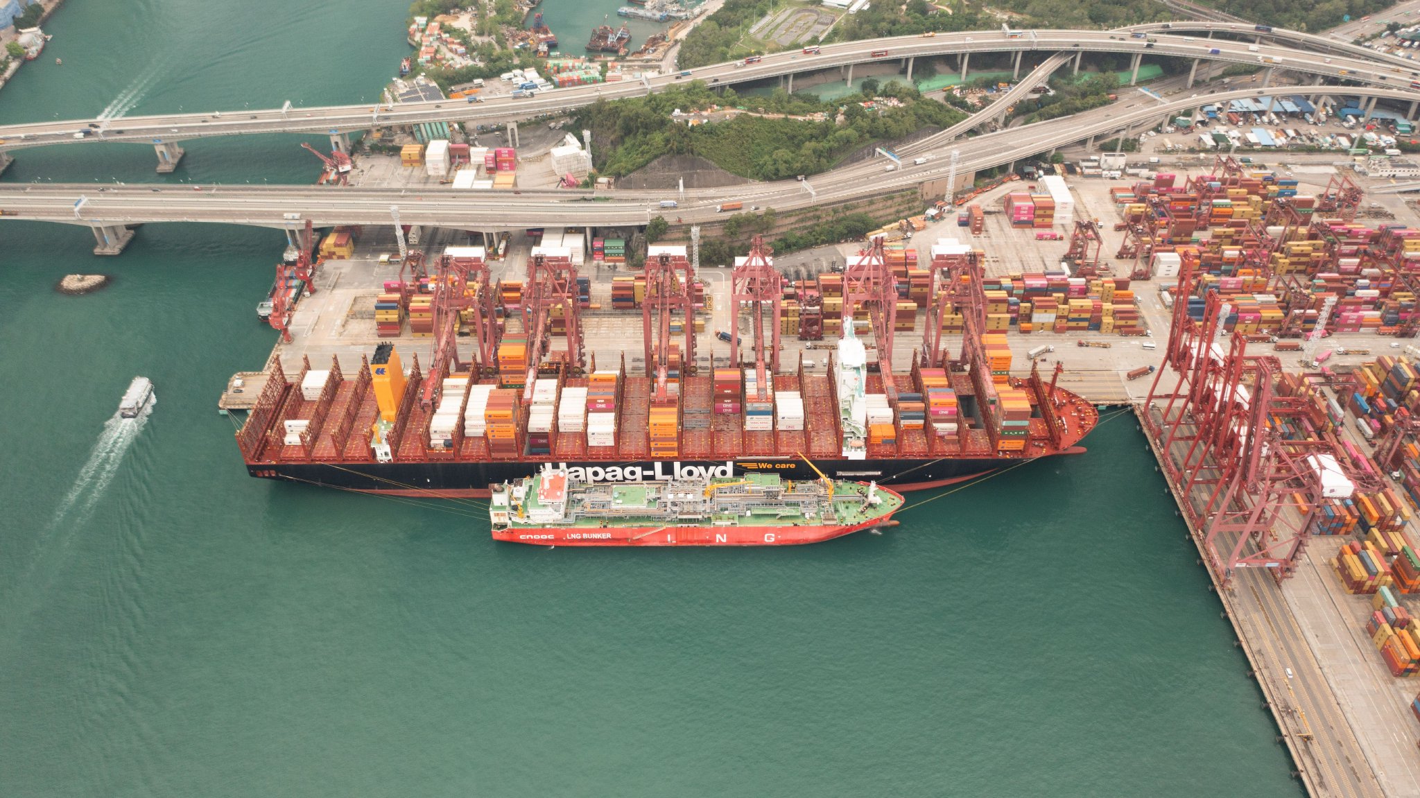 加纳港口首次停靠30万吨巨轮