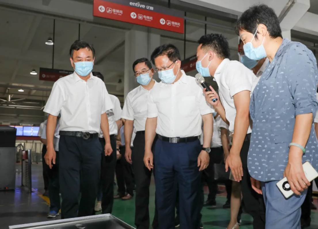 郑栅洁:重点打造六大新兴支柱产业和六大未来产业