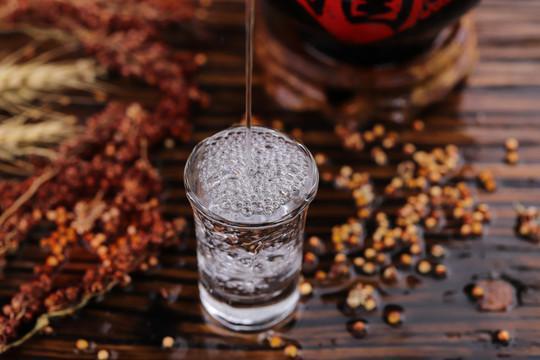 白酒龙头招聘引热议:5名男硕士拟录用为酿酒工,14名女硕士拟录用为成装工!分析师:国企稳定性强,对求职者有合理吸引力
