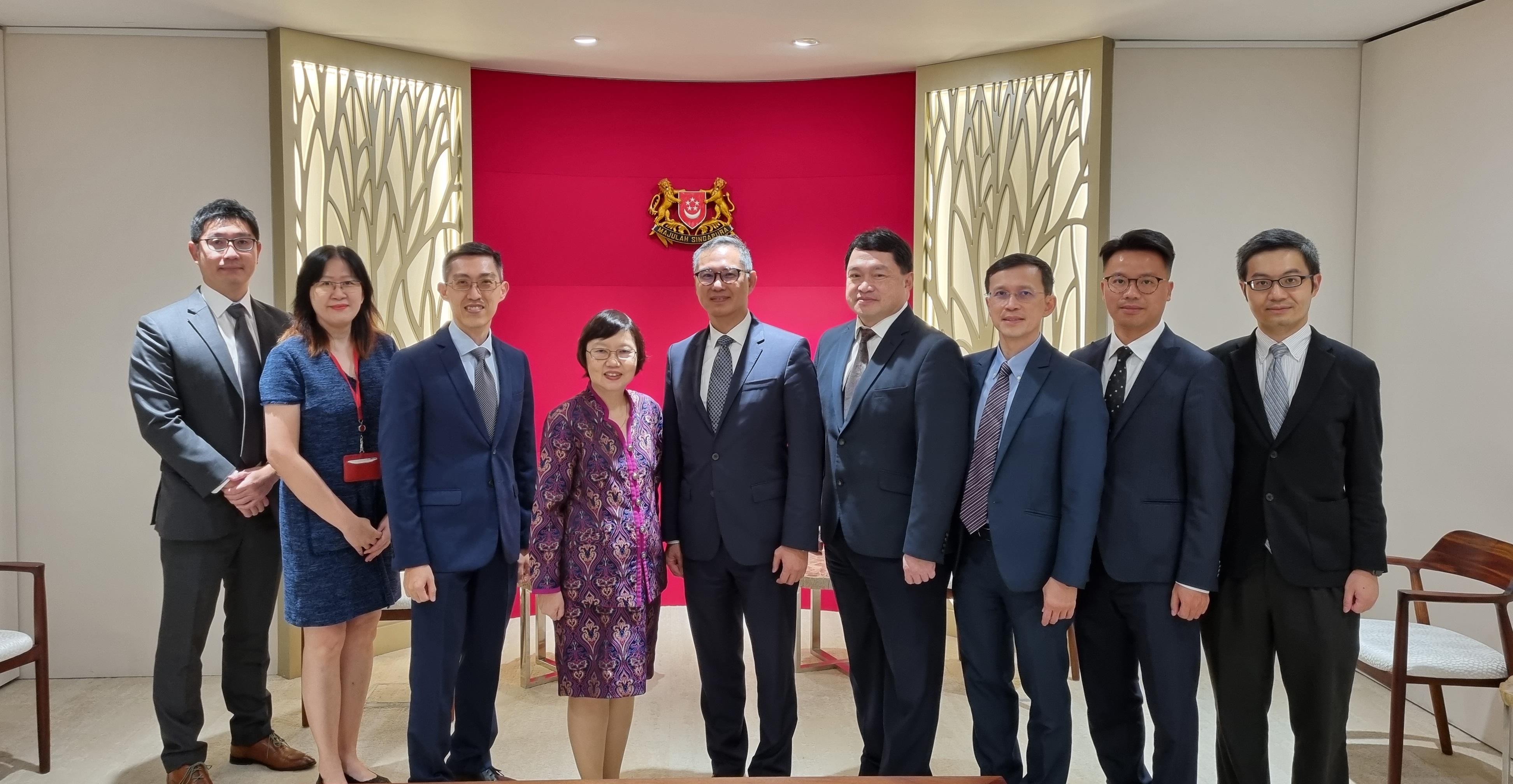 商务部与香港特区政府签署加强海外综合服务合作谅解备忘录