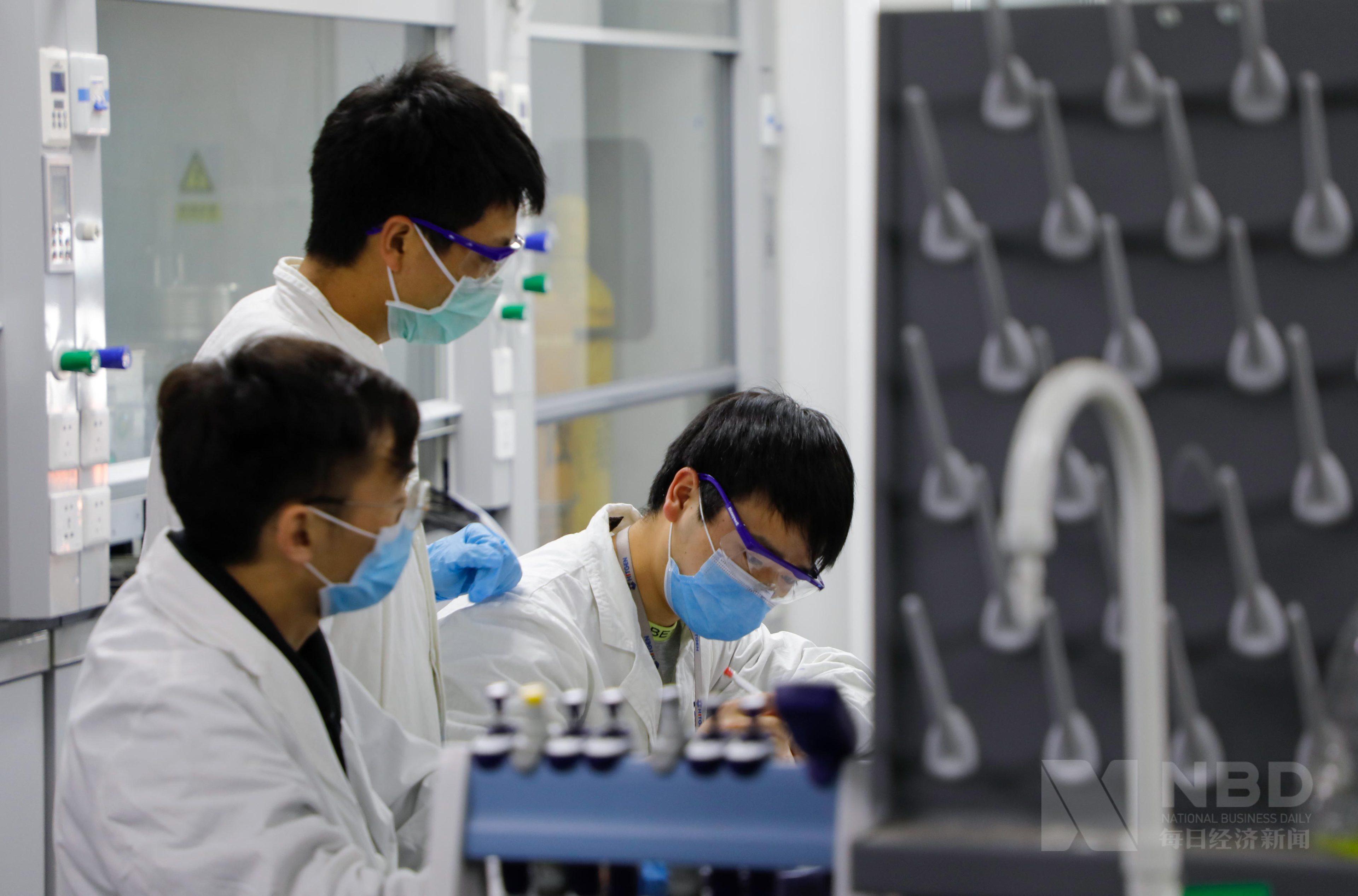 主业增速放缓，年内股价跌超三成，浙江荣泰跨界转型陷迷局