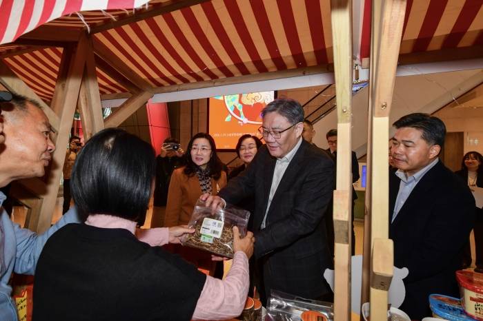 商务部部长王文涛会见美国奥尔布赖特石桥集团高级顾问薄迈伦