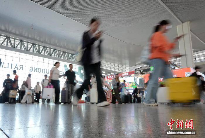 全国铁路“五一”假期累计发送旅客约1.58亿人次；2026年“五一”档票房为7.58亿元丨消费早参